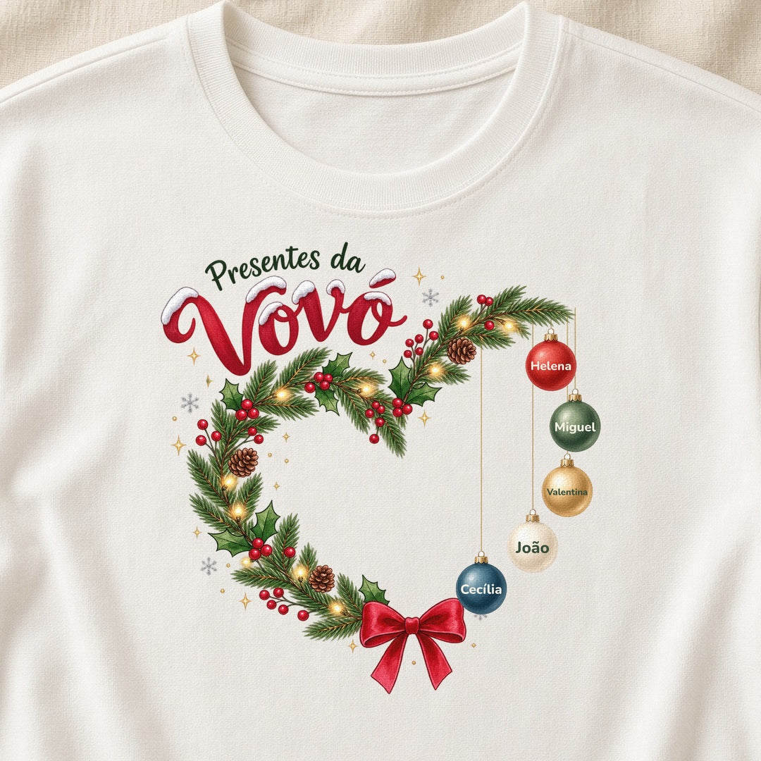 Camiseta Presentes da Vovó branca com guirlanda de Natal e nomes dos netos personalizados