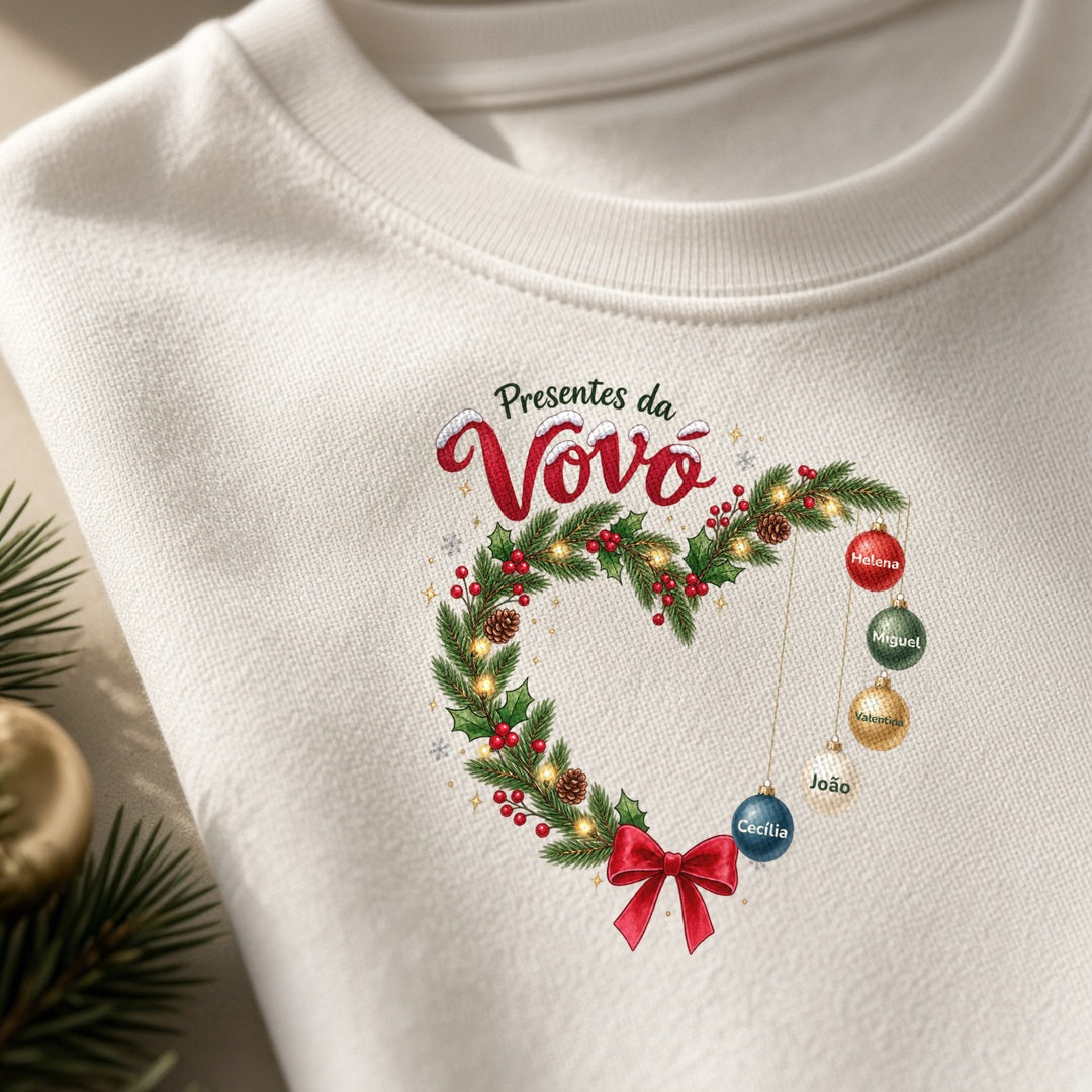 Zoom na estampa de guirlanda de Natal com nomes dos netos no suéter Presentes da Vovó off-white
