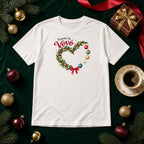 Camiseta personalizada Presentes da Vovó branca sobre fundo verde com enfeites de Natal e guirlanda