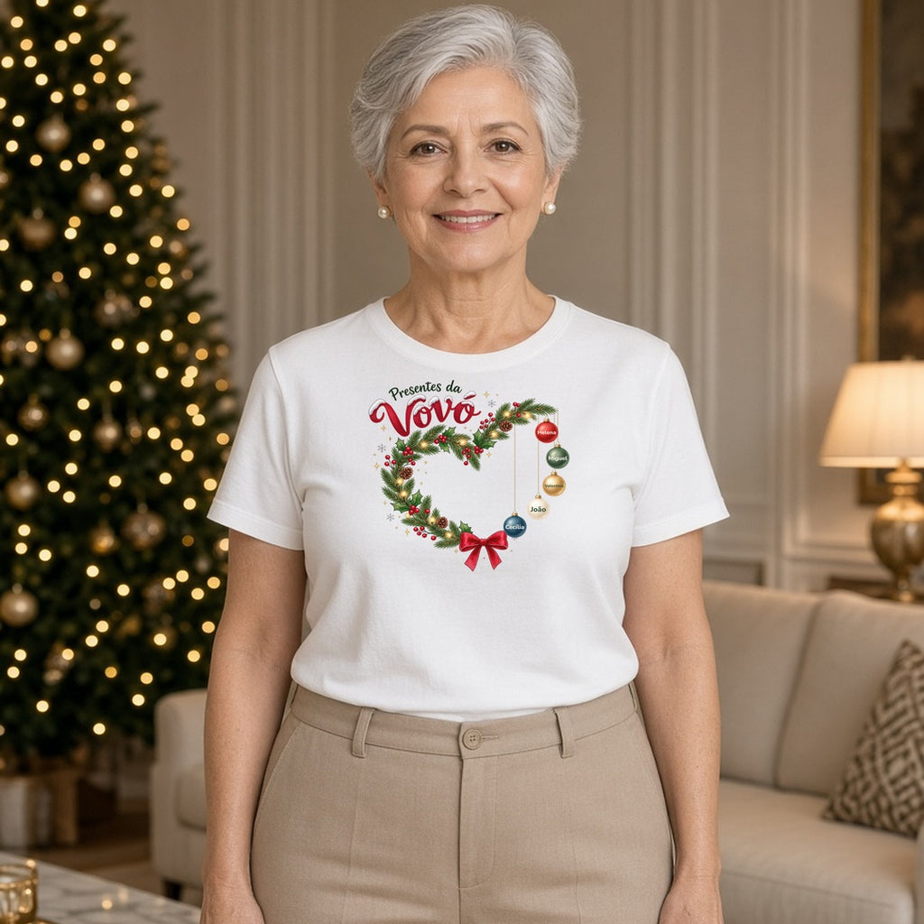 Avó vestindo camiseta de Natal personalizada Presentes da Vovó branca com nomes dos netos na sala