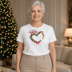Avó vestindo camiseta de Natal personalizada Presentes da Vovó branca com nomes dos netos na sala