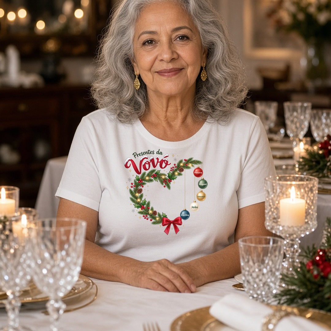 Avó usando camiseta de Natal personalizada Presentes da Vovó branca na mesa da ceia de Natal em família