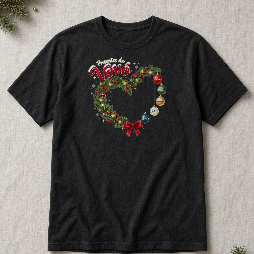 Camiseta de Natal Presentes da Vovó preta com guirlanda e nomes dos netos personalizados