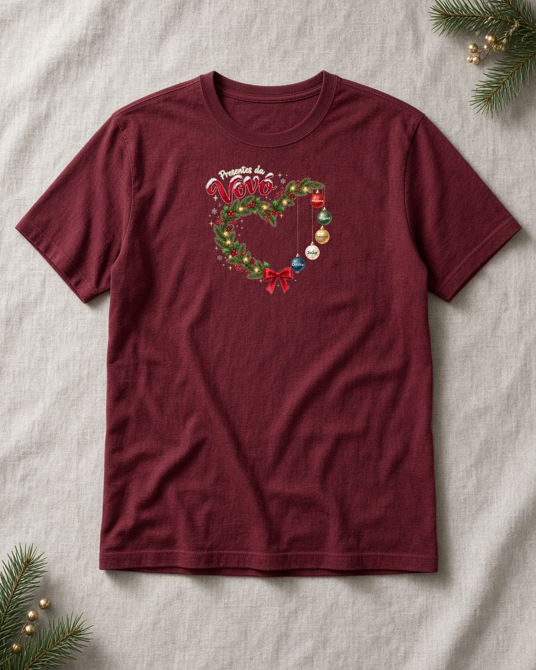 Camiseta de Natal Presentes da Vovó bordô com guirlanda e nomes dos netos personalizados