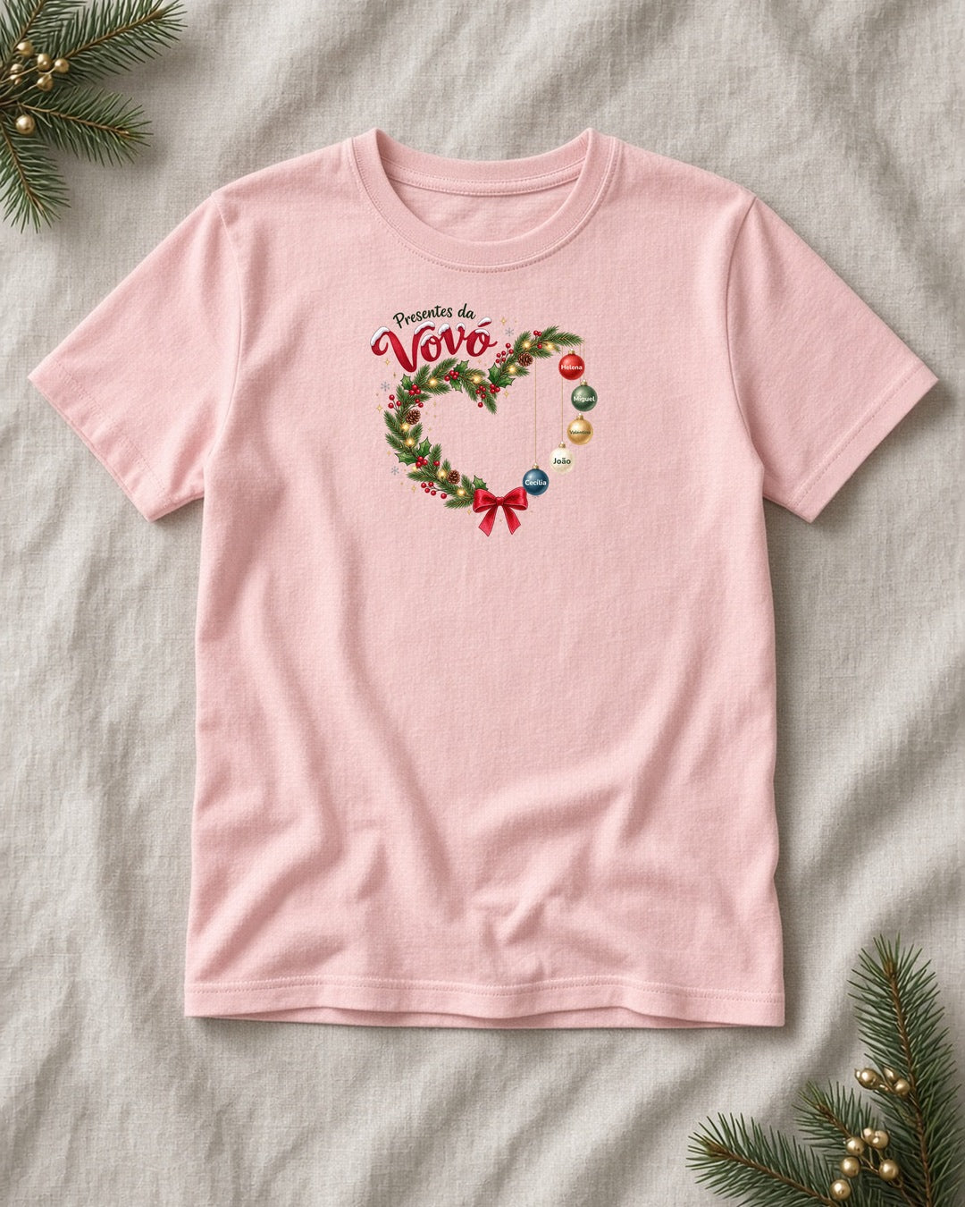Camiseta de Natal Presentes da Vovó rosa com guirlanda e nomes dos netos personalizados