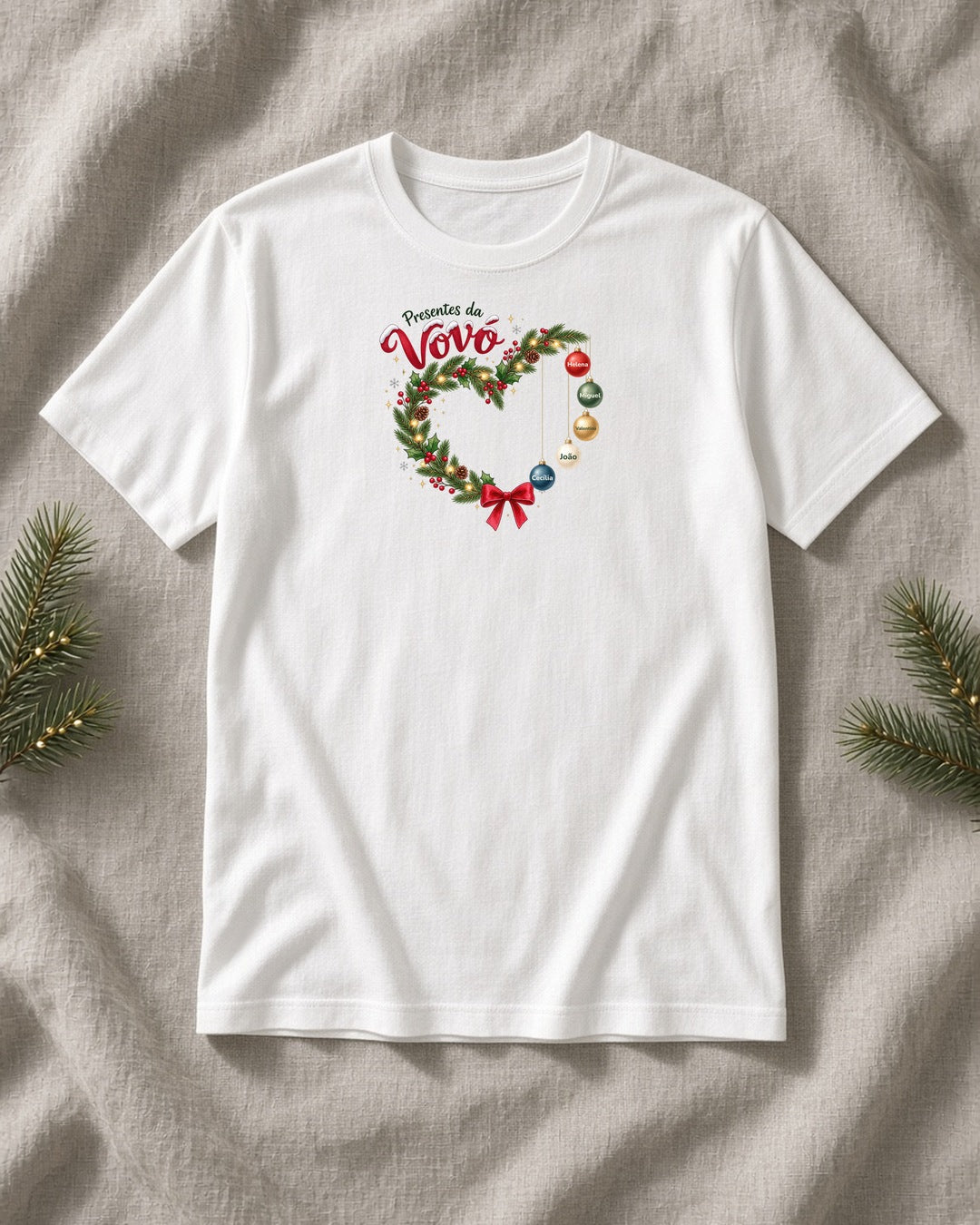 Camiseta de algodão peruano Presentes da Vovó branca com guirlanda de Natal e nomes dos netos personalizados