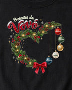 Zoom da estampa de guirlanda de Natal com nomes dos netos na camiseta de algodão peruano Presentes da Vovó preta