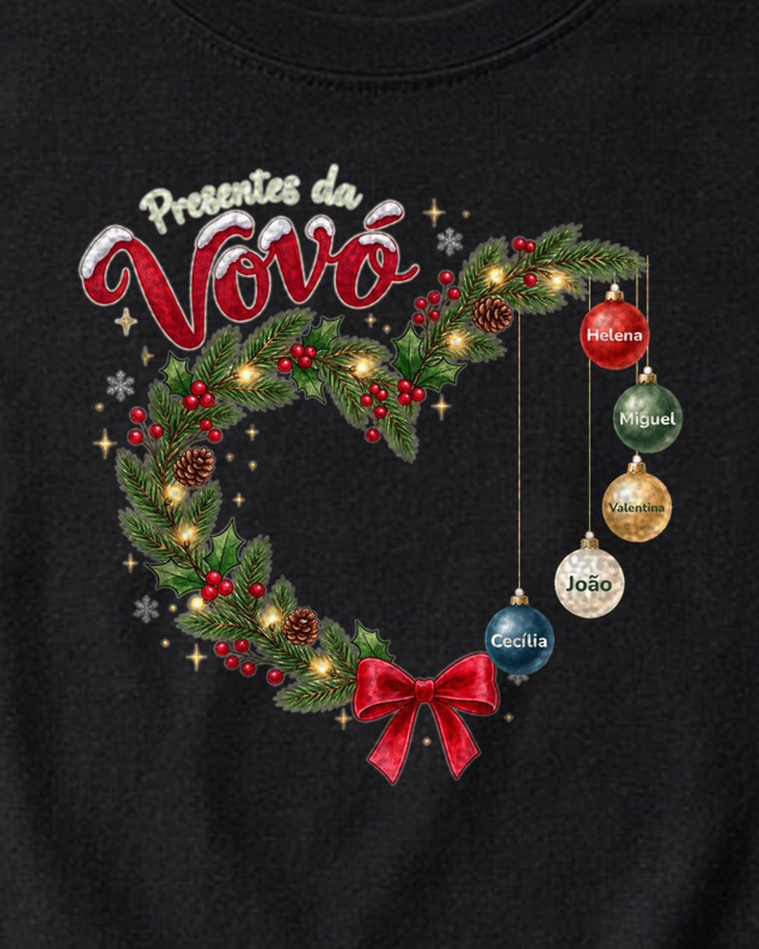 Zoom da estampa de guirlanda de Natal com nomes dos netos na camiseta de algodão peruano Presentes da Vovó preta