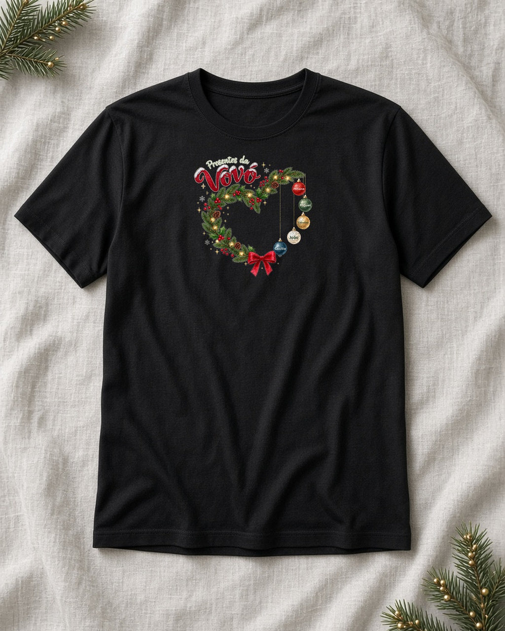 Camiseta de algodão peruano Presentes da Vovó preta com guirlanda de Natal e nomes dos netos personalizados