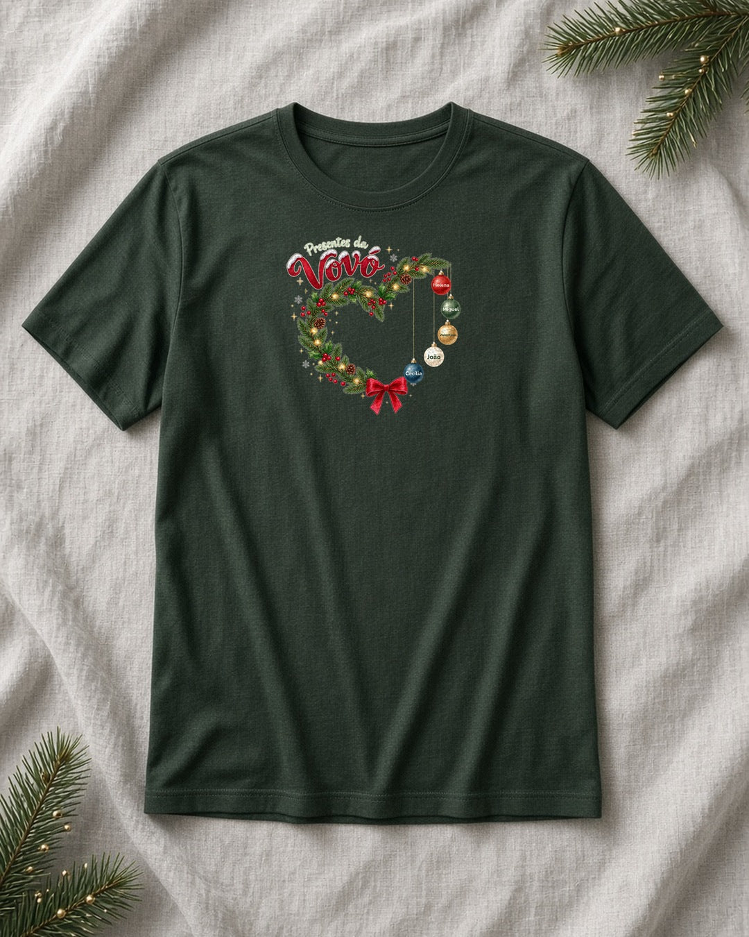 Camiseta de algodão peruano Presentes da Vovó verde-escuro com guirlanda de Natal e nomes dos netos personalizados