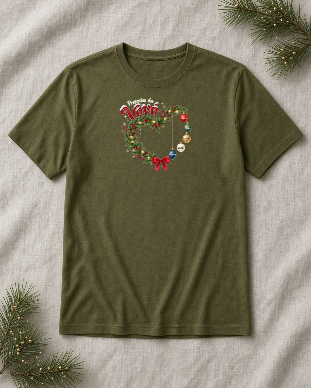 Camiseta de algodão peruano Presentes da Vovó verde-oliva com guirlanda de Natal e nomes dos netos personalizados