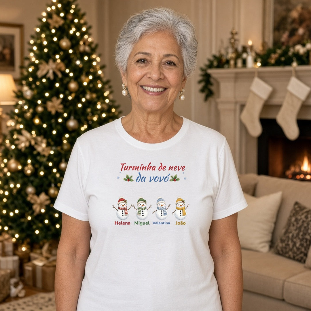 Vovó vestindo a camiseta Turminha de neve da vovó branca na sala