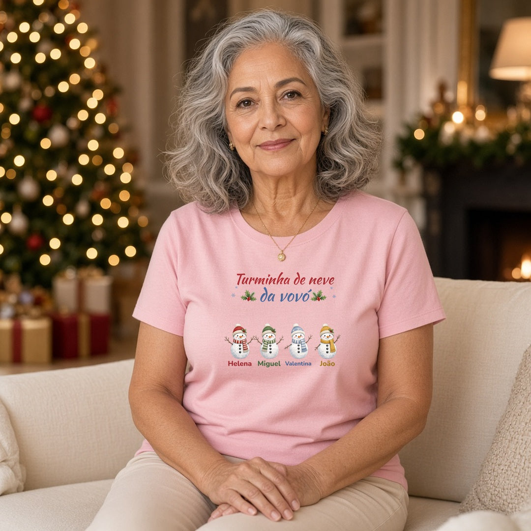 Vovó vestindo a camiseta Turminha de neve da vovó rosa no sofá