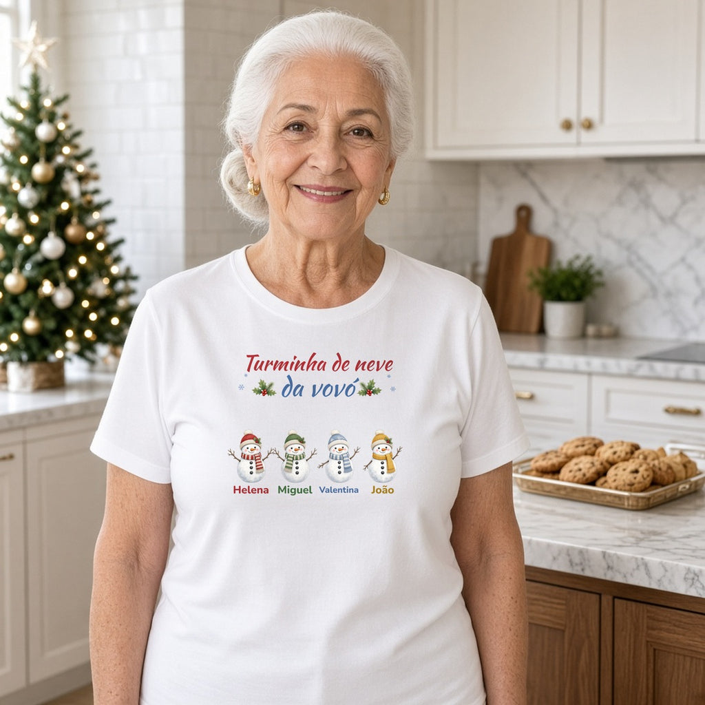 Vovó vestindo a camiseta Algodão Peruano Turminha de neve da vovó branca na cozinha
