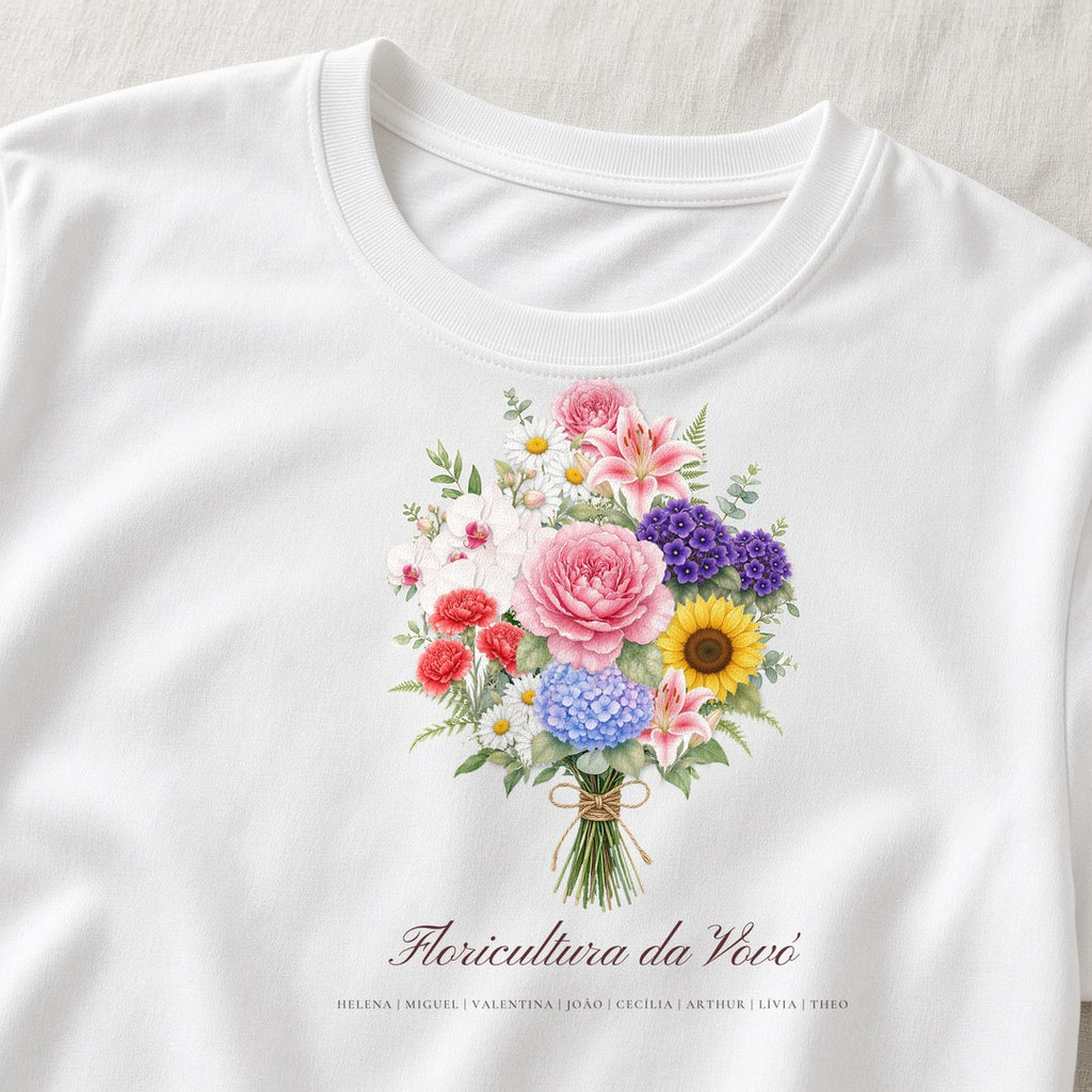 Camiseta Algodão Peruano Floricultura da Vovó branca, em zoom no tecido, com 8 nomes de netos, personalizada com nomes dos netos