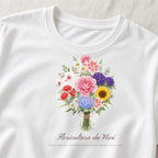 Camiseta Algodão Peruano Floricultura da Vovó branca, em zoom no tecido, com 8 nomes de netos, personalizada com nomes dos netos