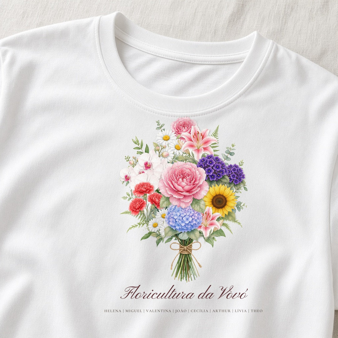 Camiseta Algodão Peruano Floricultura da Vovó branca, em zoom no tecido, com 8 nomes de netos, personalizada com nomes dos netos