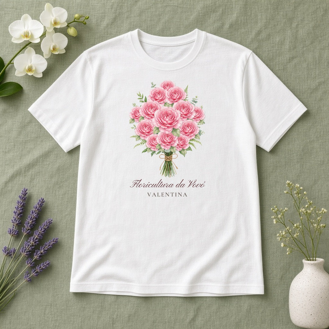 Camiseta Algodão Peruano Floricultura da Vovó branca, estendida em plano aberto, com o nome de 1 neto, personalizada com nomes dos netos