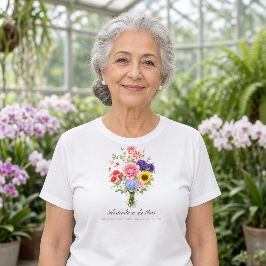 Camiseta Algodão Peruano Floricultura da Vovó branca, vestida por vovó, com 8 nomes de netos, personalizada com nomes dos netos