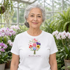 Camiseta Algodão Peruano Floricultura da Vovó branca, vestida por vovó, com 8 nomes de netos, personalizada com nomes dos netos