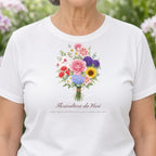 Camiseta Algodão Peruano Floricultura da Vovó branca, detalhe da estampa, com 8 nomes de netos, personalizada com nomes dos netos