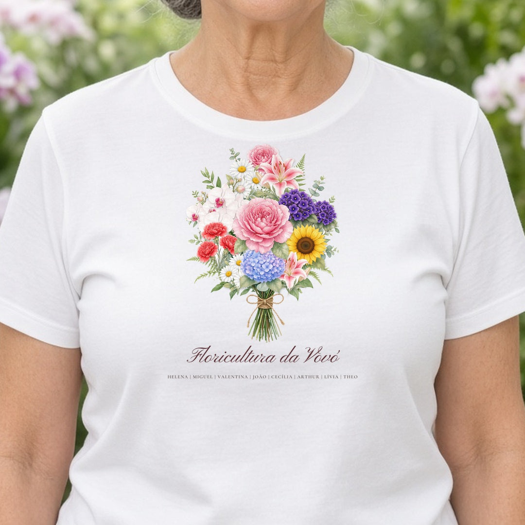 Camiseta Algodão Peruano Floricultura da Vovó branca, detalhe da estampa, com 8 nomes de netos, personalizada com nomes dos netos