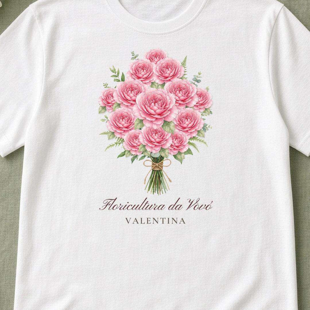 Camiseta Algodão Peruano Floricultura da Vovó branca, detalhe da estampa, com o nome de 1 neto, personalizada com nomes dos netos