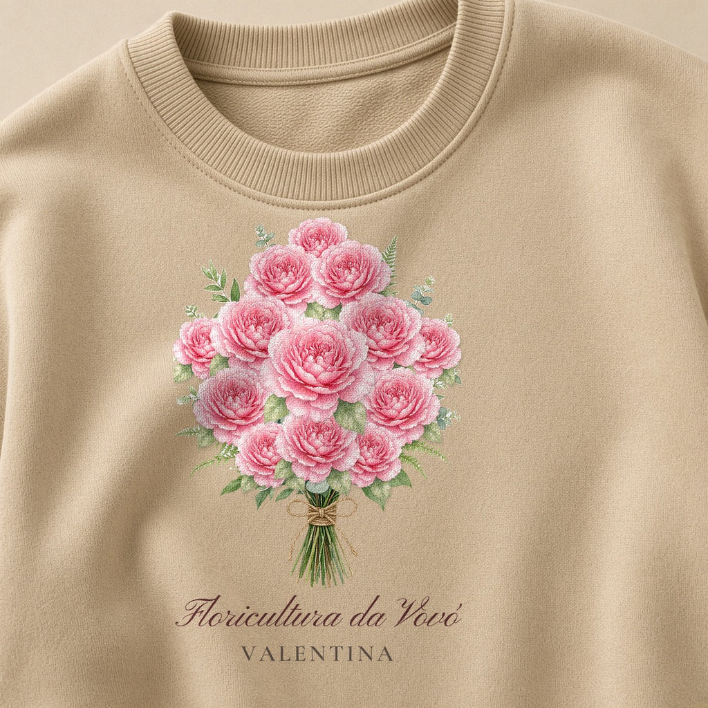 Suéter Floricultura da Vovó areia, em zoom no tecido, com o nome de 1 neto, personalizada com nomes dos netos