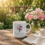 Caneca Floricultura da Vovó na mesa do jardim
