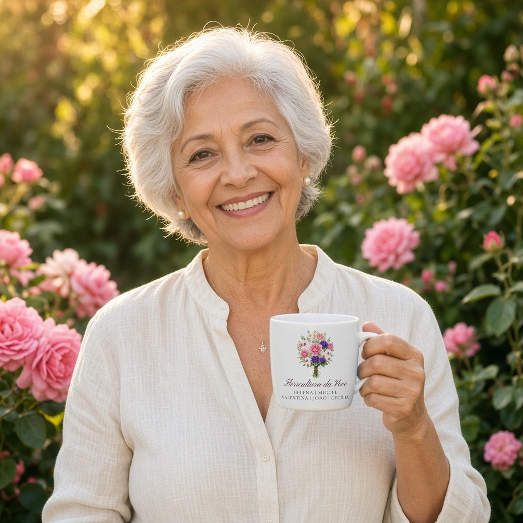 Vovó segurando a Caneca Floricultura da Vovó no jardim