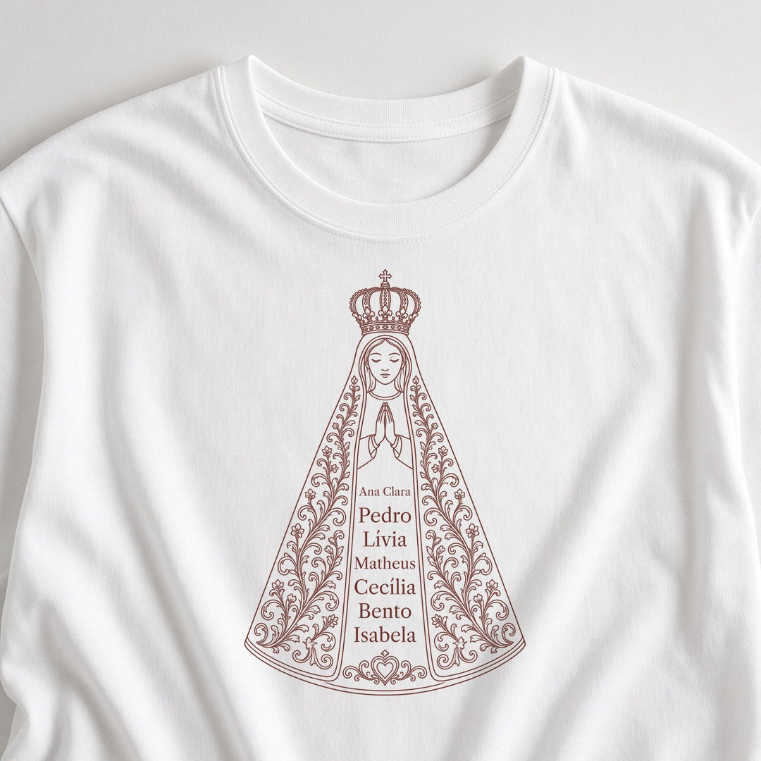 Camiseta Clássica Sob o Manto de Aparecida branca, em zoom no tecido, com 7 nomes de netos, personalizada com nomes dos netos