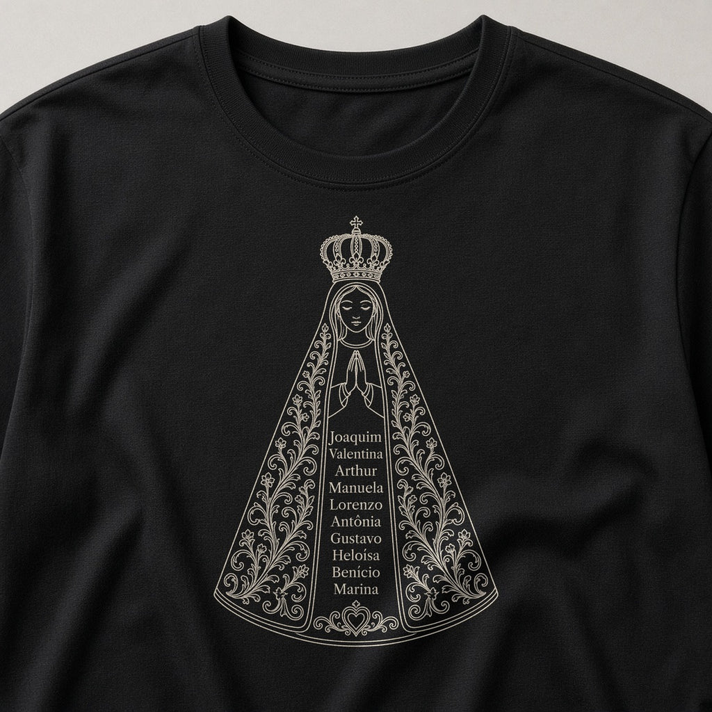 Camiseta Clássica Sob o Manto de Aparecida preta, em zoom no tecido, com 10 nomes de netos, personalizada com nomes dos netos