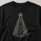 Camiseta Clássica Sob o Manto de Aparecida preta, em zoom no tecido, com 10 nomes de netos, personalizada com nomes dos netos