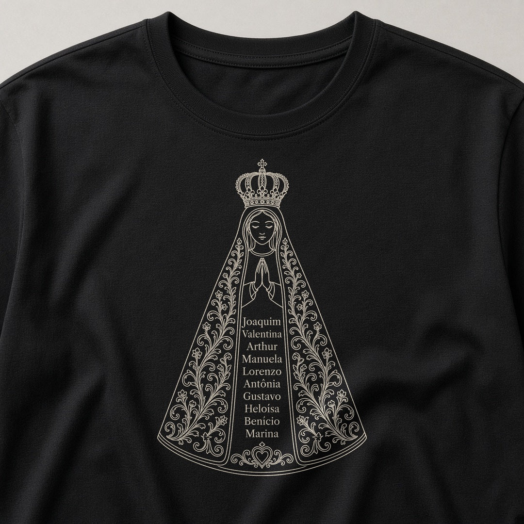 Camiseta Clássica Sob o Manto de Aparecida preta, em zoom no tecido, com 10 nomes de netos, personalizada com nomes dos netos