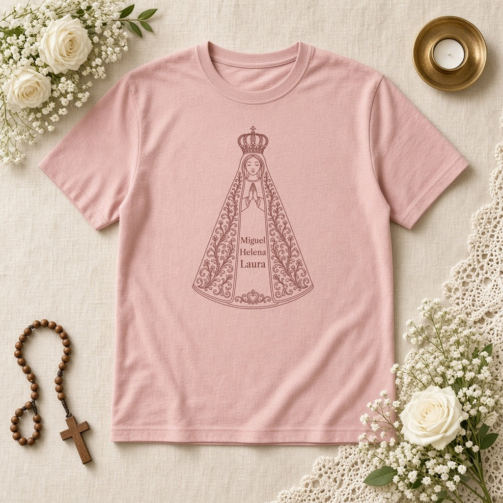 Camiseta Clássica Sob o Manto de Aparecida rosa, em plano aberto, com 3 nomes de netos, personalizada com nomes dos netos