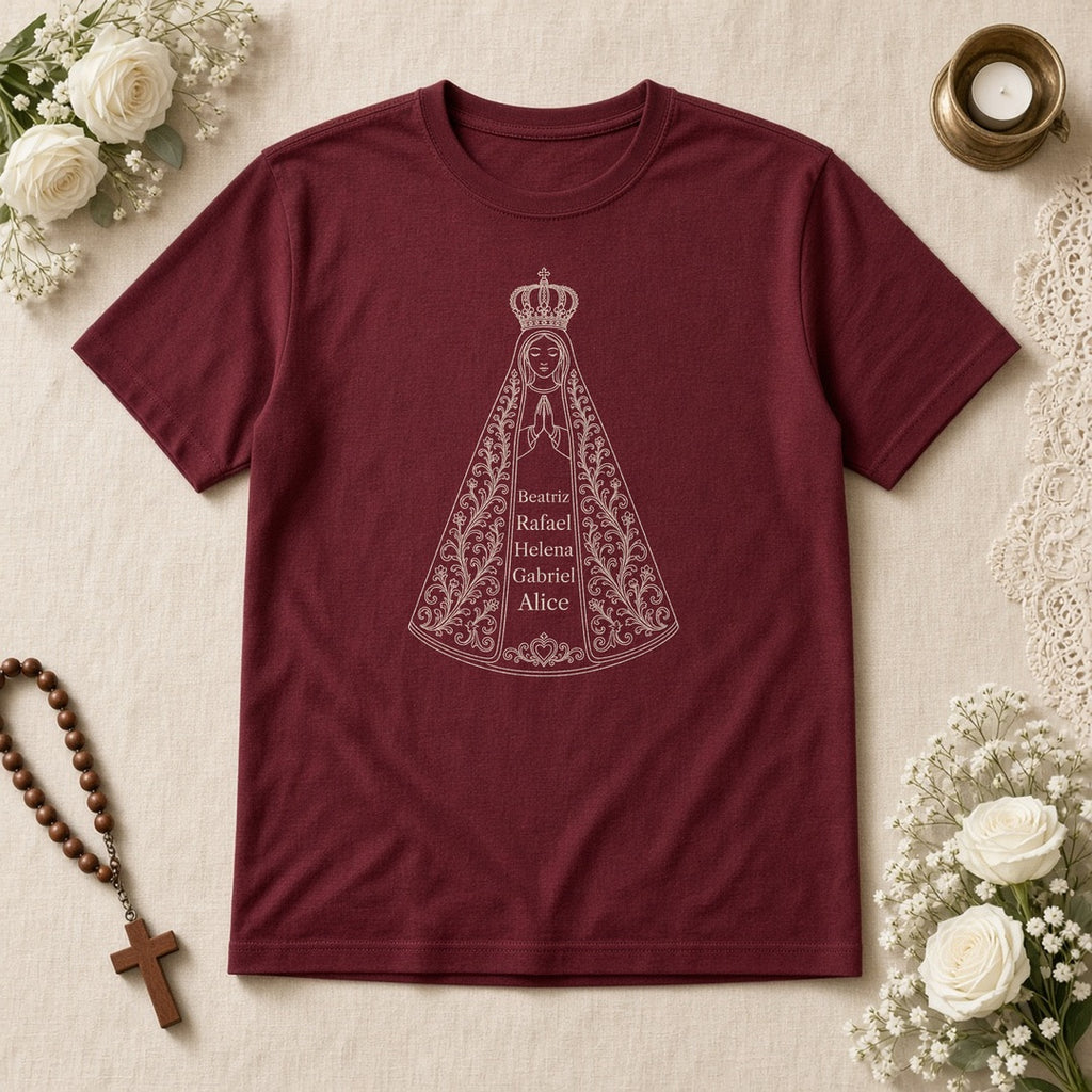 Camiseta Clássica Sob o Manto de Aparecida bordô, em plano aberto, com 5 nomes de netos, personalizada com nomes dos netos