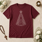 Camiseta Clássica Sob o Manto de Aparecida bordô, em plano aberto, com 5 nomes de netos, personalizada com nomes dos netos