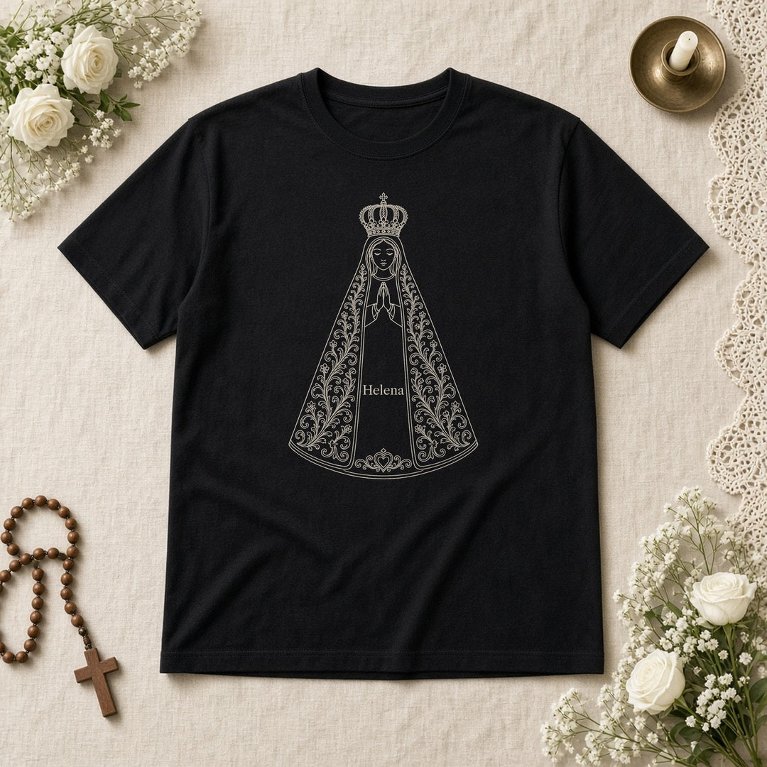 Camiseta Clássica Sob o Manto de Aparecida preta, em plano aberto, com o nome de 1 neto, personalizada com nomes dos netos