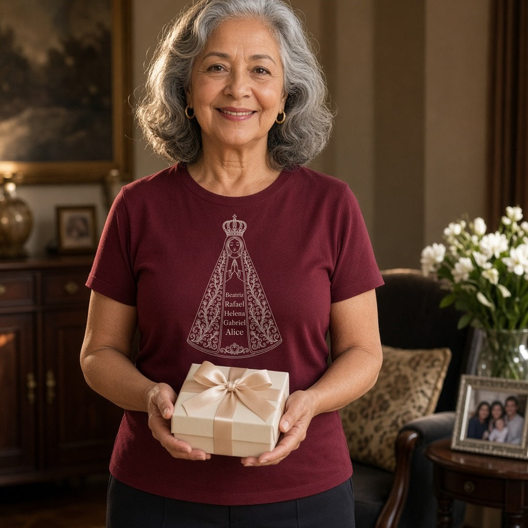 Camiseta Clássica Sob o Manto de Aparecida bordô, vestida por vovó, com 5 nomes de netos, personalizada com nomes dos netos