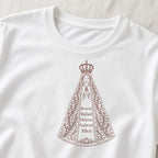 Camiseta Algodão Peruano Sob o Manto de Aparecida branca, em zoom no tecido, com 5 nomes de netos, personalizada com nomes dos netos