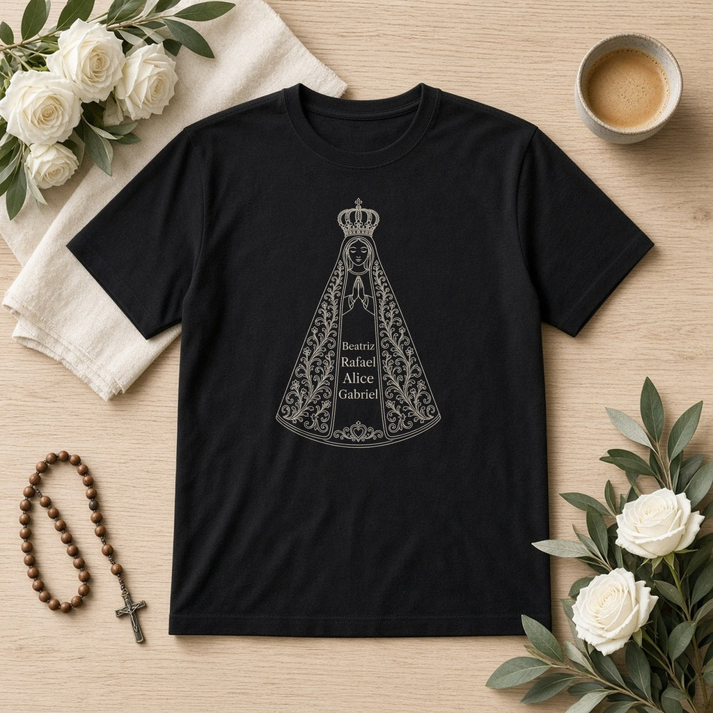 Camiseta Algodão Peruano Sob o Manto de Aparecida preta, em plano aberto, com 4 nomes de netos, personalizada com nomes dos netos