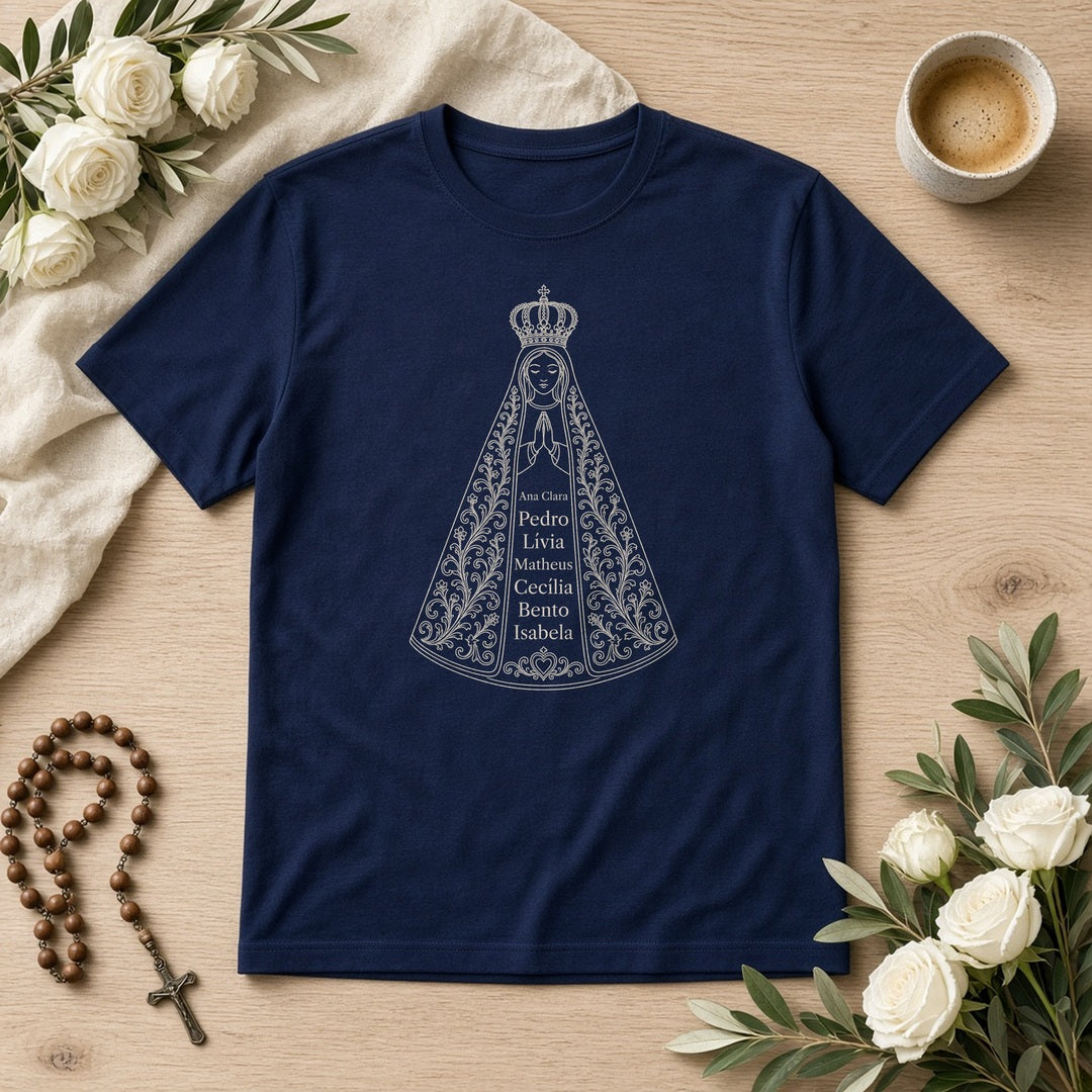 Camiseta Algodão Peruano Sob o Manto de Aparecida azul-marinho, em plano aberto, com 7 nomes de netos, personalizada com nomes dos netos