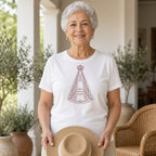 Camiseta Algodão Peruano Sob o Manto de Aparecida branca, vestida por vovó, com 3 nomes de netos, personalizada com nomes dos netos