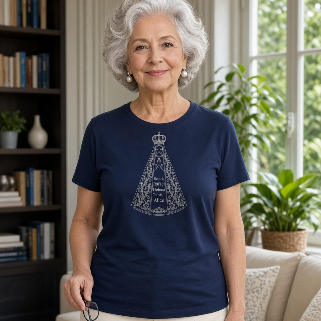 Camiseta Algodão Peruano Sob o Manto de Aparecida azul-marinho, vestida por vovó, com 5 nomes de netos, personalizada com nomes dos netos