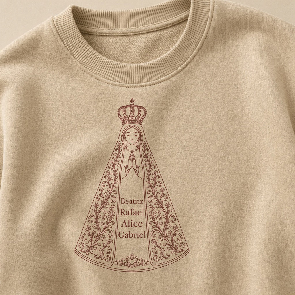 Suéter Sob o Manto de Aparecida areia, em zoom no tecido, com 4 nomes de netos, personalizado com nomes dos netos