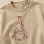 Suéter Sob o Manto de Aparecida areia, em zoom no tecido, com 4 nomes de netos, personalizado com nomes dos netos