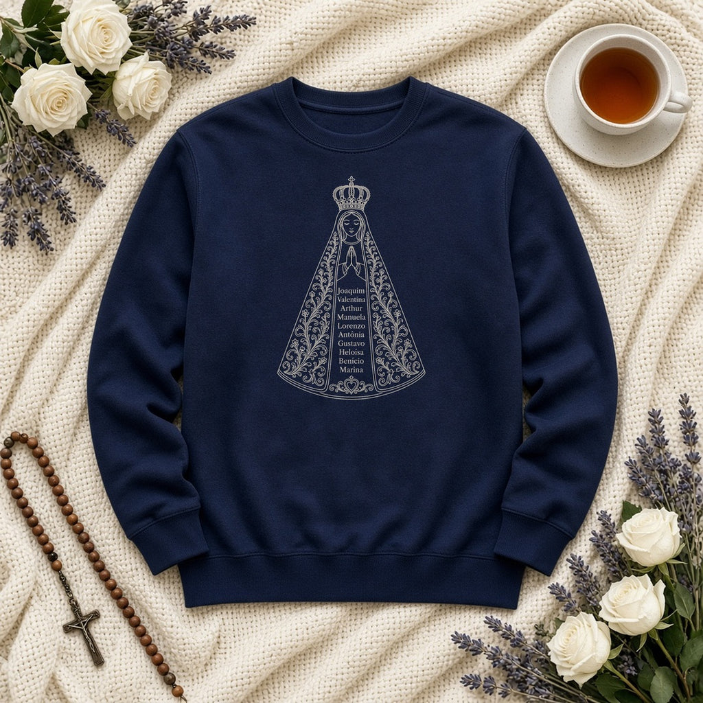 Suéter Sob o Manto de Aparecida azul-marinho, em plano aberto, com 10 nomes de netos, personalizado com nomes dos netos