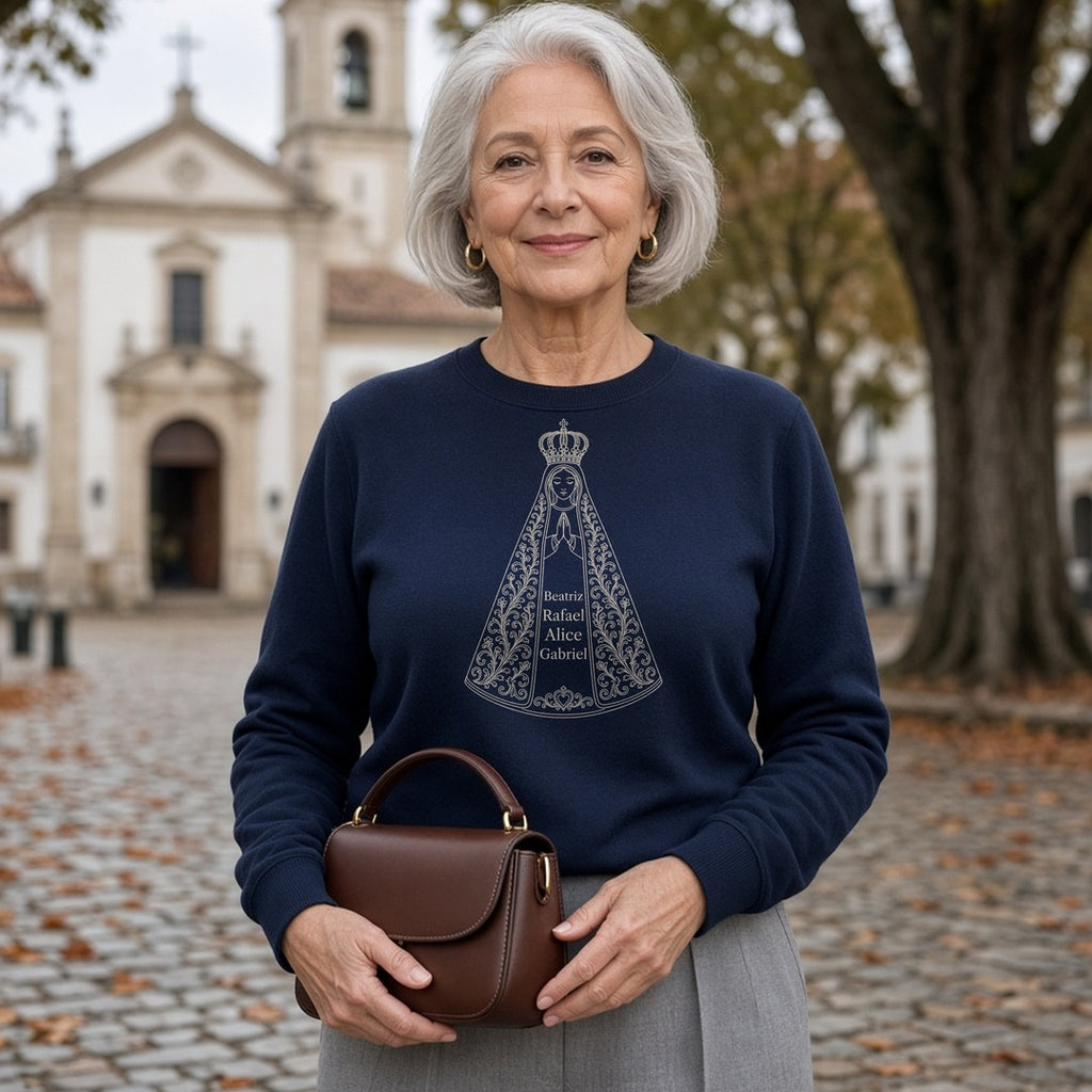 Suéter Sob o Manto de Aparecida azul-marinho, vestido por vovó, com 4 nomes de netos, personalizado com nomes dos netos