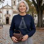 Suéter Sob o Manto de Aparecida azul-marinho, vestido por vovó, com 4 nomes de netos, personalizado com nomes dos netos