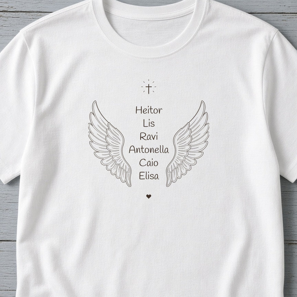 Camiseta Clássica Os Anjos da Vovó branca em zoom no tecido, com cruz, asas de anjo, coração e os nomes de 6 netos, personalizada com os nomes dos netos